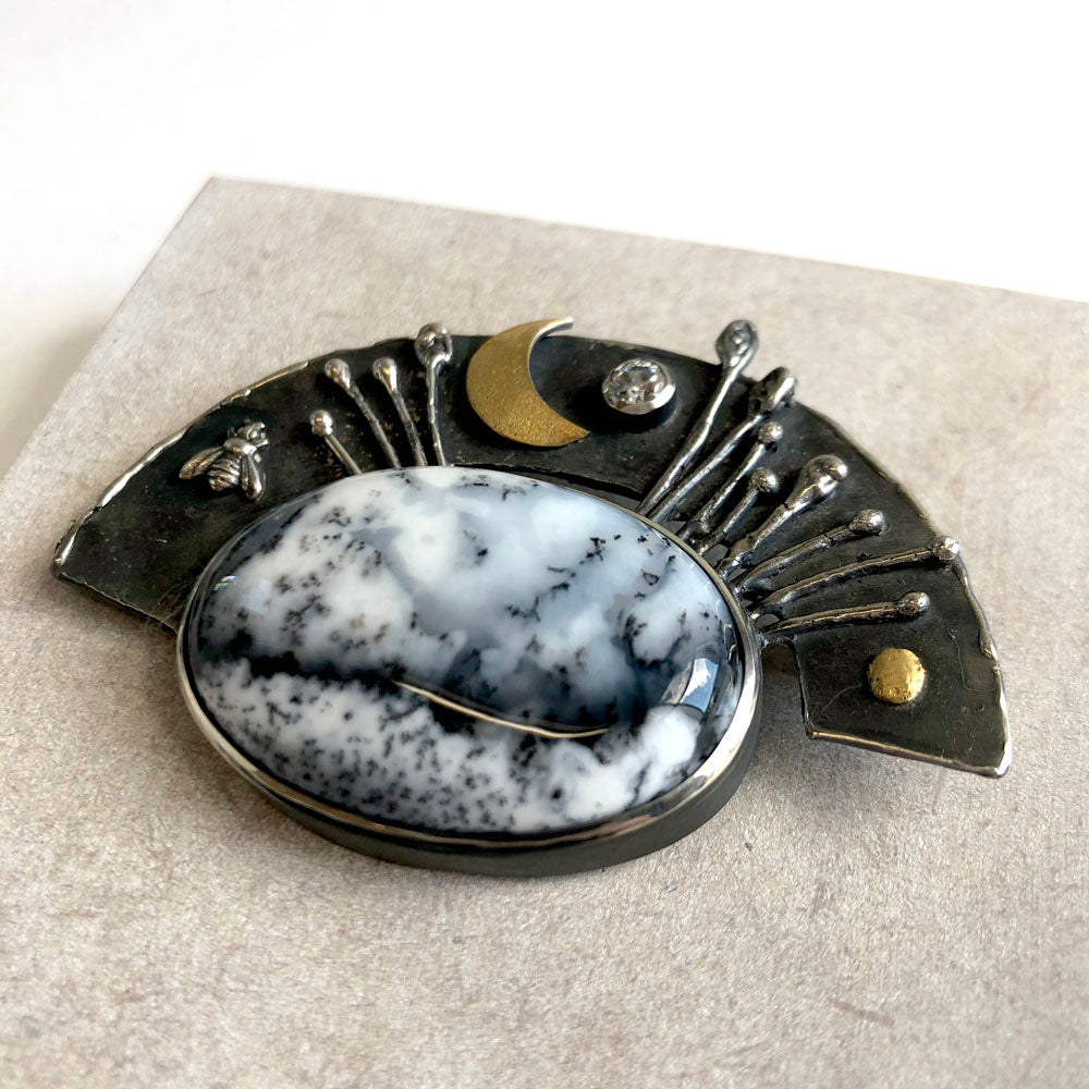 'Summertime' brooch in dendrite agate by Rita Winkler