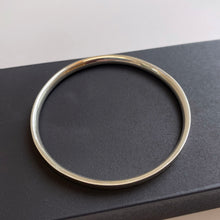 Load image into Gallery viewer, Silver bangle by Nicola Knackstredt

