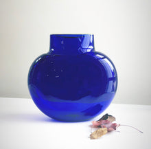 Load image into Gallery viewer, Glass vase by Maureen Williams (various colours)
